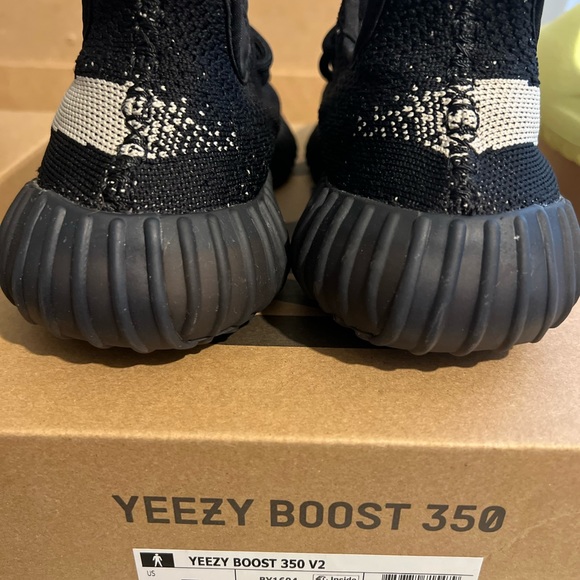 Yeezy 350 V2 Oreo Sz 5!! In perfect condition! - Picture 5 of 5